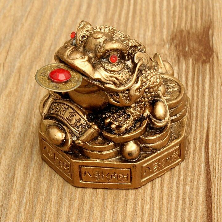 amulets for wealth - three-legged frogs